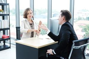 framgångsrik affärsman och affärskvinna titta på armbandsur och seriös om viktiga affärer att göra efter mötet på kontoret foto
