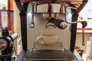 extrahera kaffe ur kaffemaskinen i kaféet foto