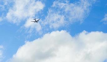 passagerarflygplanet flyger långt bort. foto