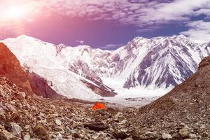 rött tält i hög höjd bergsterräng foto