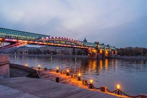 invallning av Moskva-floden. andreevsky bridge på kvällen foto