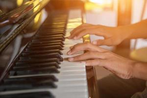 musiker spelar piano med vintage filter. foto