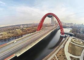 Flygfoto över röd hängbro, Moskva