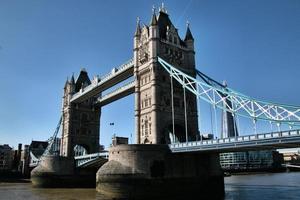 utsikt över tower bridge i london över Themsen foto
