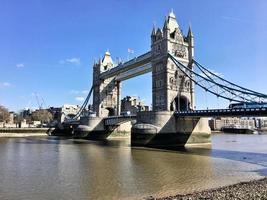 utsikt över tower bridge i london över Themsen foto