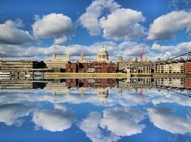 utsikt över St Pauls Cathedral tvärs över Themsen foto