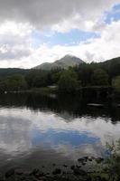 utsikt över loch lomond i Skottland i morgonsolen foto