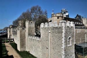 utsikt över tornet i london över Themsen foto