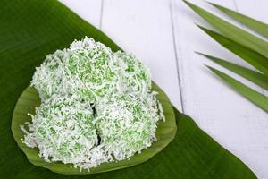 malaysia blandad söt dessert med kokos som kallas klepon eller kuih onde-onde. foto