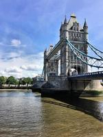 utsikt över tower bridge i london över Themsen foto