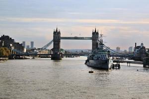 utsikt över tower bridge i london över Themsen foto