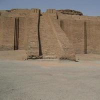 utsikt över ziggurat i Basra i Irak foto