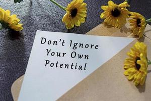inspirerande citat - ignorera inte din egen potential. foto