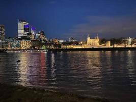 utsikt över Rover Thames i London på natten foto