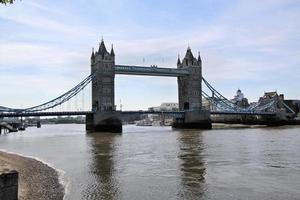 utsikt över tower bridge i london över Themsen foto