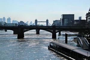 utsikt över tower bridge i london foto