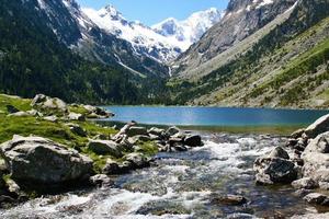 utsikt över lac du gaube i Pyrenéerna foto