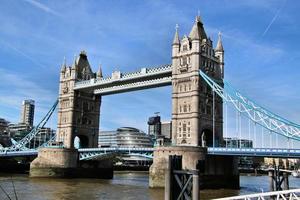 utsikt över tower bridge i london över Themsen foto