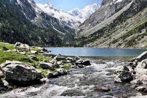 utsikt över lac du gaube i Pyrenéerna foto