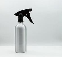 silver sprayflaska isolerad på vit bakgrund. sprayflaska utan etikett för husstädning. städservice koncept. foto