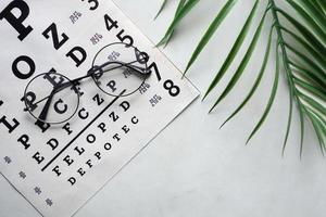 ögonläkare tillbehör glasögon med ett testmål för synkorrigering foto