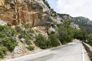 en gammal europaväg i bergen längs klipporna. Svarta havets kust. foto
