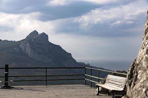 observationsdäck och bänk med utsikt över bergen och havet i Europa, Svarta havet. foto