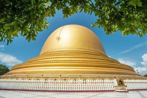 kaung hmu daw-pagoden i sagaingstaden Myanmar. den är känd för sin äggformade design av buddhistiska reliker inuti. foto