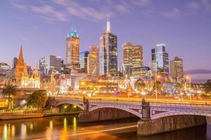 utsikt över melbourne stadsbild på natten. melbourne city världens mest beboeliga stad i Australien på kvällen. foto