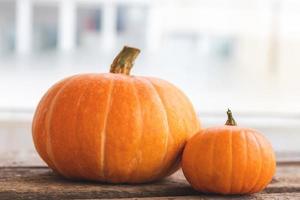 höstlig bakgrund. naturlig höst höst visa pumpor på trä bakgrund. inspirerande oktober eller september tapeter. säsongsskiften mogen ekologisk mat koncept, halloween fest tacksägelsedag foto