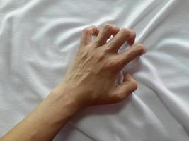 flickans hand på en vit sidenbakgrund foto