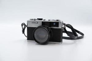 isolerade vit bakgrund vacker vintage analog avståndsmätare filmkamera. 70-talets decenniums filmkamera. bild framifrån. foto
