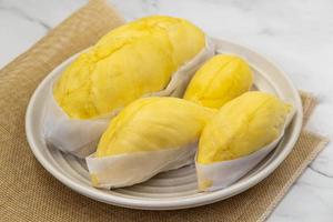 färsk durian i förpackning på tallrik durian king of thailand frukt. berömd tropisk frukt. foto