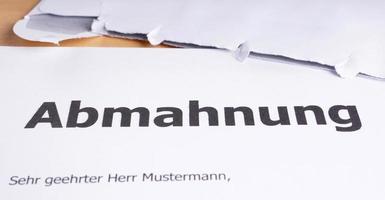 abmahnung är ett tyskt upphöra-och-avstå-brev foto