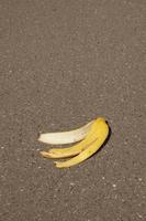 bananskal på gatan foto