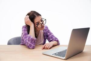 trött kvinnlig student som sitter med laptop