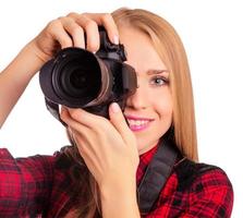 attraktiv kvinnlig fotograf som håller en professionell kamera