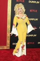 los angeles - 6 dec jason cosmo, dolly parton drag queen på dumplin-premiären på tcl chinese theatre den 6 december 2018 i los angeles, ca. foto