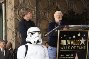 los angeles 8 mars - mark hamill, george lucas vid mark hamill stjärnceremonin på hollywood walk of fame den 8 mars 2018 i los angeles, ca. foto