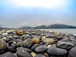 glansig sten och sten på stranden., Thailand. foto