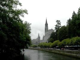utsikt över helgedomen Lourdes foto