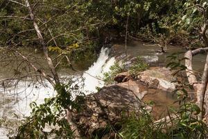 utsikt över toppen av det lilla vattenfallet känt som cascata da anta längs leden i indaia nära planaltina och formosa, goias, brasilien foto