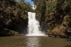 det vackra indaiavattenfallet ett av sju vattenfall längs leden vid indaia nära planaltina och formosa, goias, brasilien foto