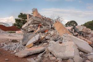betongmassorna rester av en byggnad som revs för att ge plats åt nya lägenheter i nordvästra delen av Brasilien, känd som noroeste foto