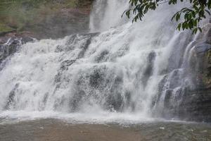 underifrån av vattenfallet känt som veu de noiva längs leden i indaia nära formosa, goias, brasilien foto