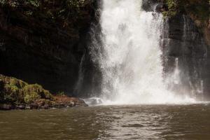 det vackra indaiavattenfallet ett av sju vattenfall längs leden vid indaia nära planaltina och formosa, goias, brasilien foto