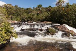 vattenfallet känt som espanhol ett av sju vackra forsande vattenfall vid indaia, nära planaltina, och formosa, goias, brasilien foto