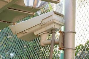 CCTV-kamera monterad på en stålstolpe. foto