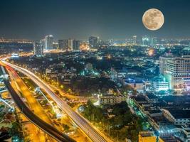 surrealistisk stadsbild under jätte full blodig måne i bangkok, thailand foto