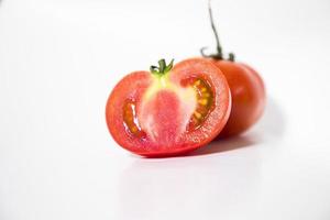 färska skivor röda tomatbitar. naturlig rå ekologisk hälsosam grönsakssallad foto